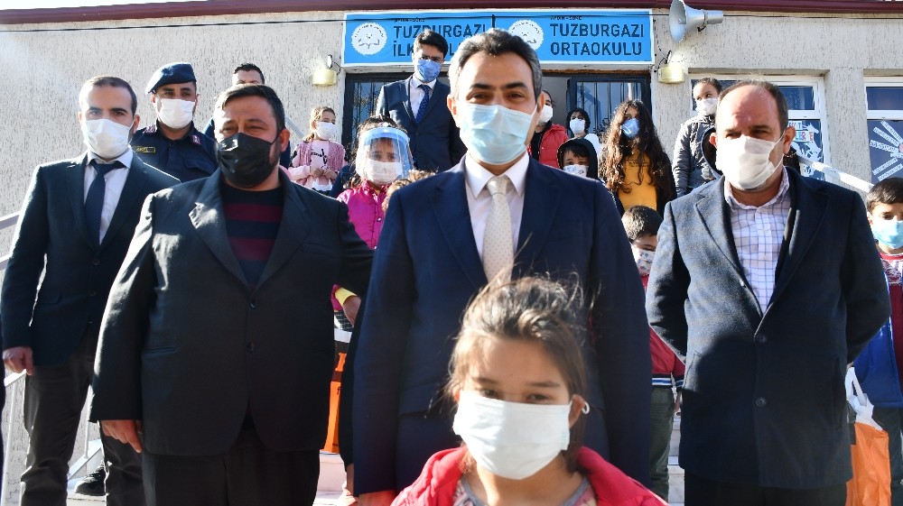 sokede ogrenciler ayakkabilara sevindi 2 AAWPTyIS Söke’de öğrenciler ayakkabılara sevindi