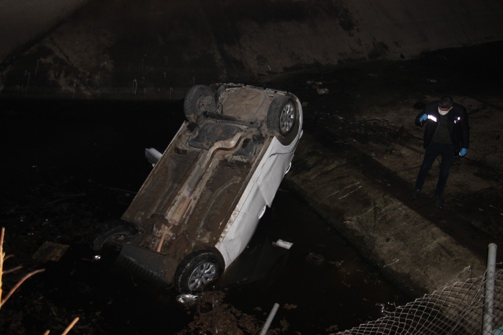 sulama kanalina ucan otomobilin surucusu kayiplara karisti 1 UYNyXRlg Sulama kanalına uçan otomobilin sürücüsü kayıplara karıştı