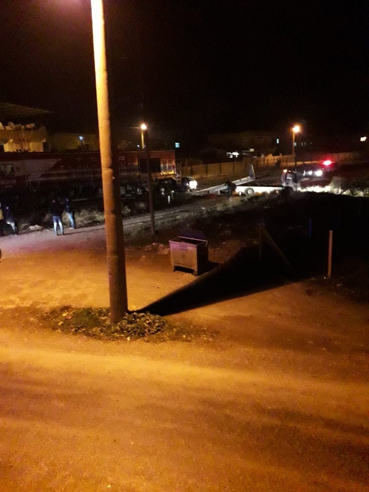 trenin surukledigi otomobilin icerisinden burnu bile kanamadan cikti 1 mhh7GY6t Trenin sürüklediği otomobilin içerisinden burnu bile kanamadan çıktı