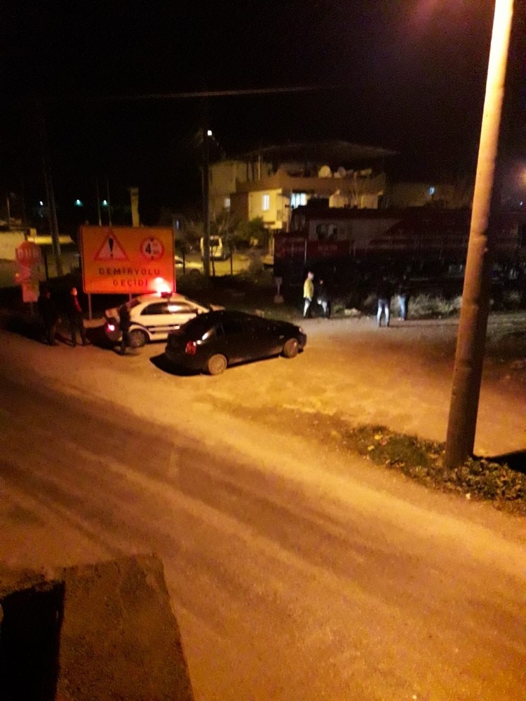 trenin surukledigi otomobilin icerisinden burnu bile kanamadan cikti 2 uvqGsWKi Trenin sürüklediği otomobilin içerisinden burnu bile kanamadan çıktı