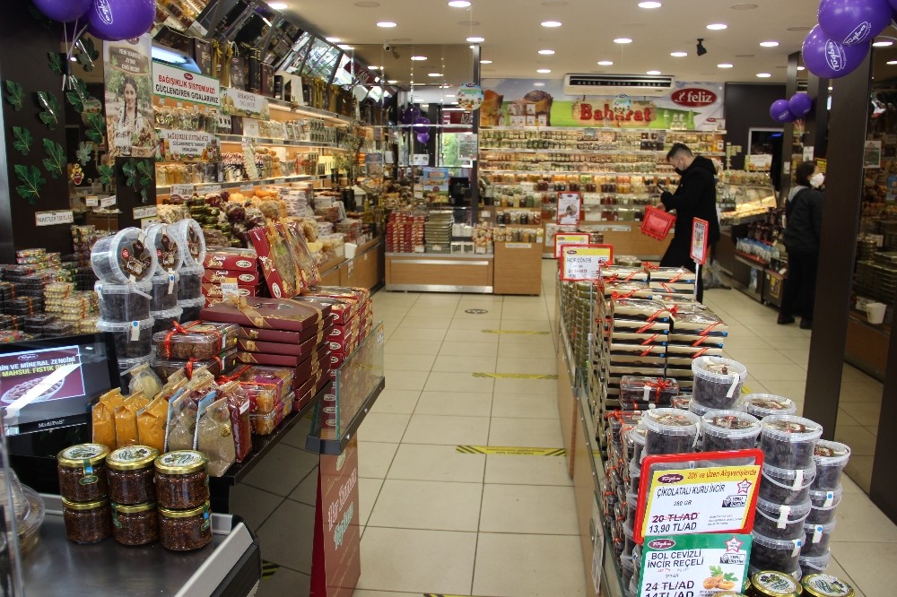 tugba kuruyemis evde kalanlar icin yeni yil hazirliklarini tamamladi 1 LuUJMaZg Tuğba Kuruyemiş, evde kalanlar için yeni yıl hazırlıklarını tamamladı