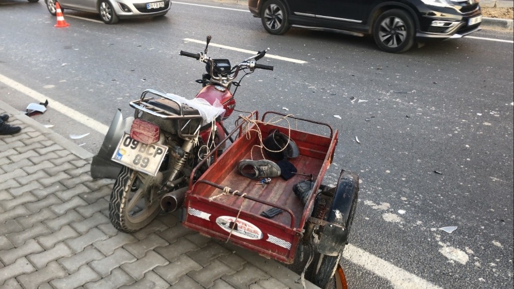 yaya gecidinden gecen motosiklete otomobil carpti 1 agir yarali 2 VKFyq5vD Yaya geçidinden geçen motosiklete otomobil çarptı: 1 ağır yaralı