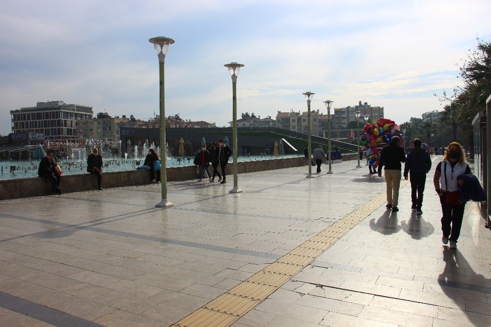 aydinlilar 80 saatlik kisitlamanin ardindan caddeleri doldurdu 3 u2BjveT8 Aydınlılar 80 saatlik kısıtlamanın ardından caddeleri doldurdu