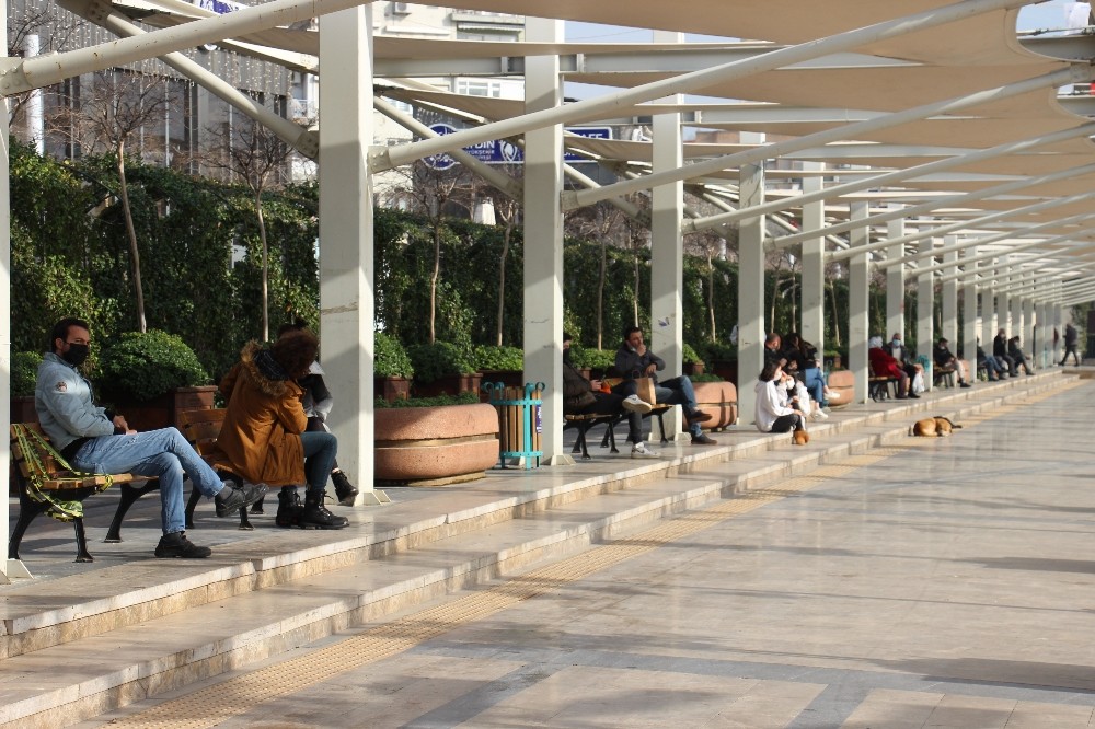 aydinlilar 80 saatlik kisitlamanin ardindan caddeleri doldurdu 5 TSwyMqab Aydınlılar 80 saatlik kısıtlamanın ardından caddeleri doldurdu