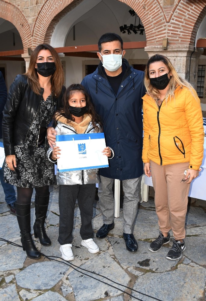 baskan gunel uzaktan egitim ogren ogrencilere toplam 350 tablet dagitti 2 TA4AcfCH Başkan Günel, uzaktan eğitim öğren öğrencilere toplam 350 tablet dağıttı