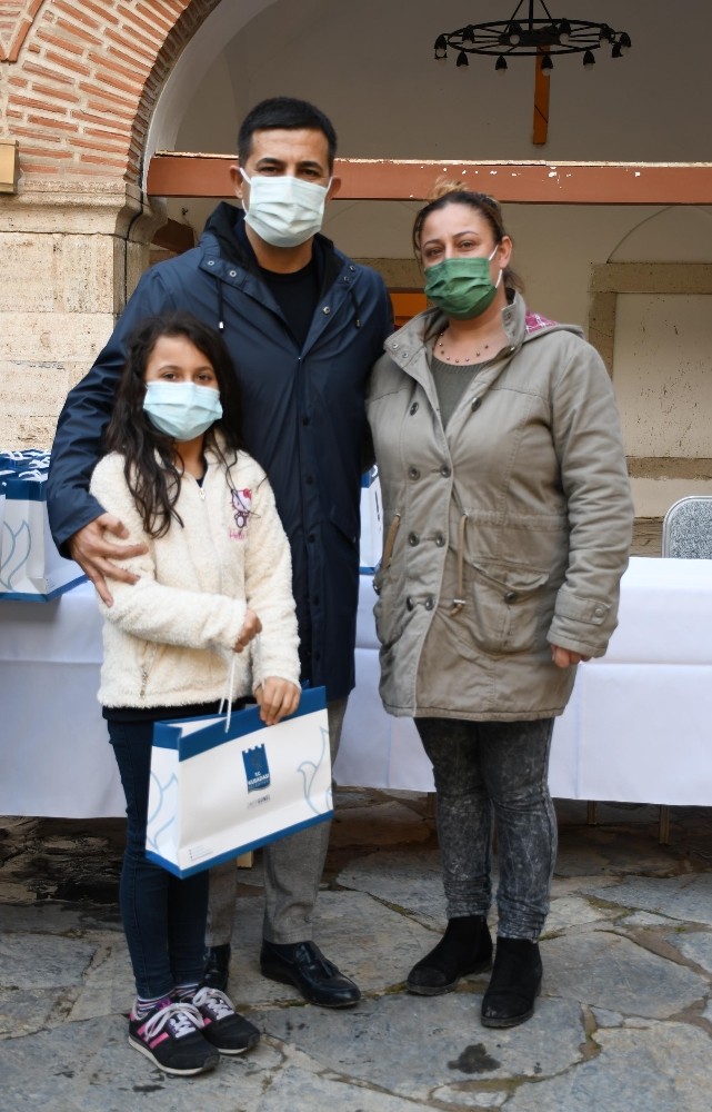 baskan gunel uzaktan egitim ogren ogrencilere toplam 350 tablet dagitti 3 BfBT5gwr Başkan Günel, uzaktan eğitim öğren öğrencilere toplam 350 tablet dağıttı