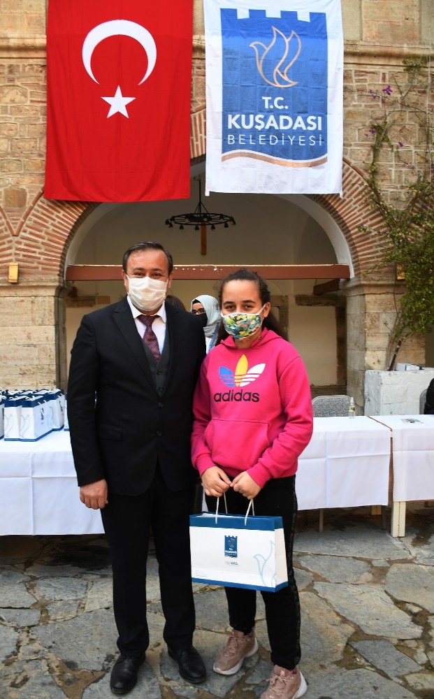 baskan gunel uzaktan egitim ogren ogrencilere toplam 350 tablet dagitti 4 3a1sRK9P Başkan Günel, uzaktan eğitim öğren öğrencilere toplam 350 tablet dağıttı