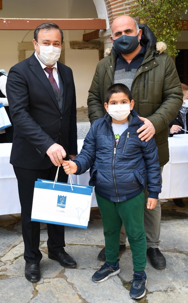 baskan gunel uzaktan egitim ogren ogrencilere toplam 350 tablet dagitti 5 MkJ8eXW6 Başkan Günel, uzaktan eğitim öğren öğrencilere toplam 350 tablet dağıttı