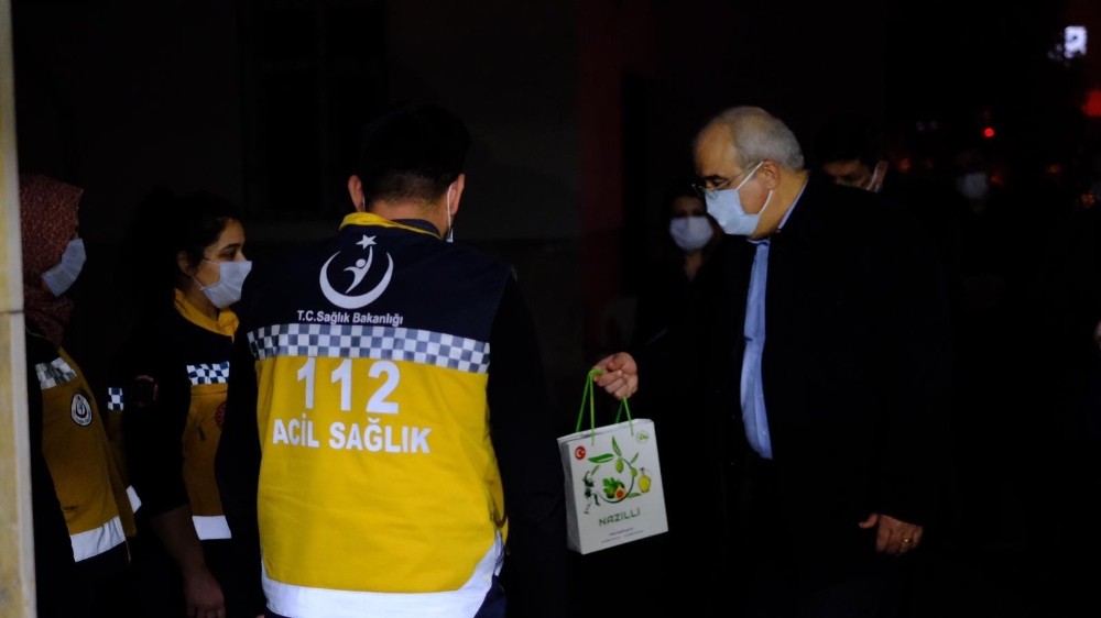 baskan ozcandan gorev basindakilere yilbasi surprizi 1 USrqDYXa Başkan Özcan’dan görev başındakilere yılbaşı sürprizi