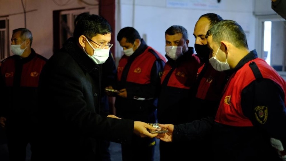 baskan ozcandan gorev basindakilere yilbasi surprizi 2 Pqt2U4kH Başkan Özcan’dan görev başındakilere yılbaşı sürprizi