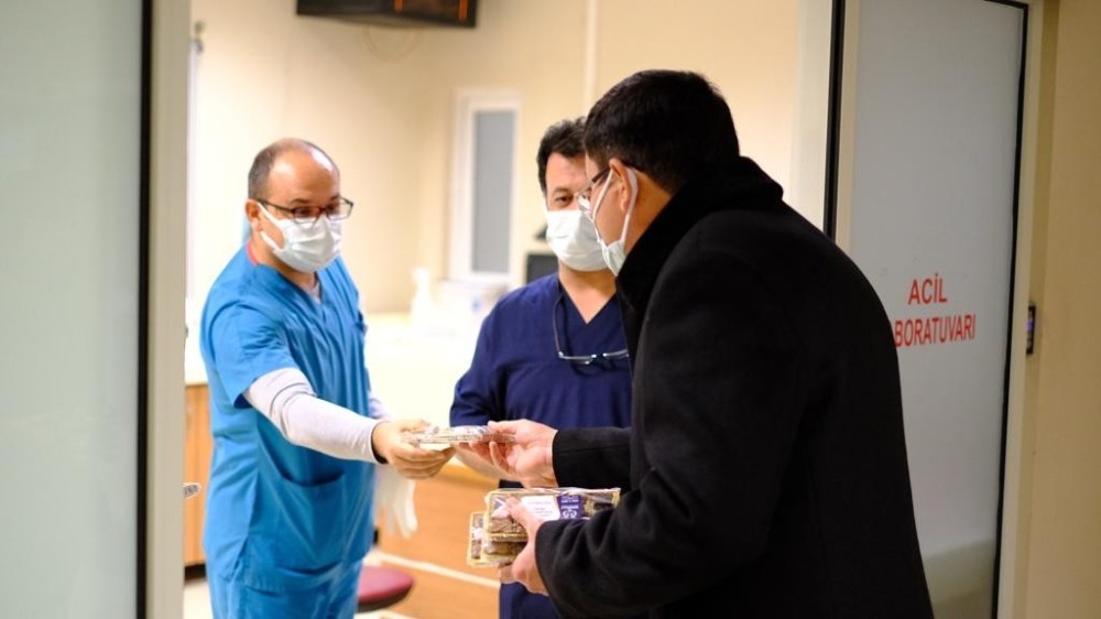 baskan ozcandan gorev basindakilere yilbasi surprizi 3 P5pzH2bW Başkan Özcan’dan görev başındakilere yılbaşı sürprizi