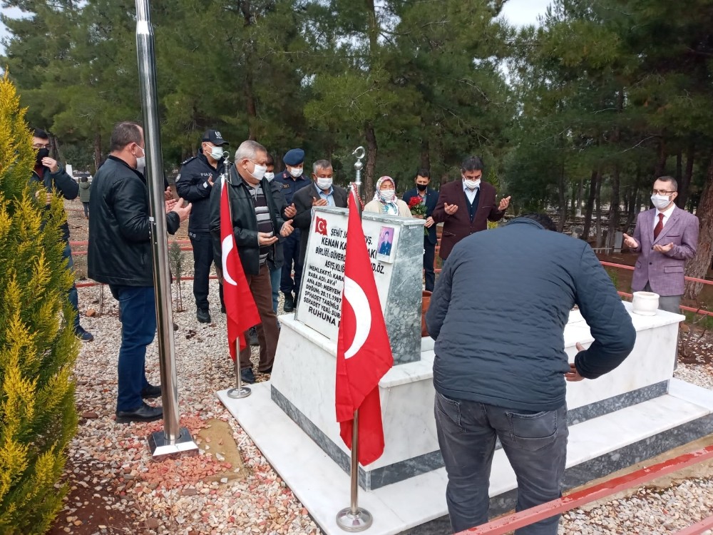 Karabacaklı , şehadetinin 5. yılında mezarı başında anıldı 3 karabacakli sehadetinin 5 yilinda mezari basinda anildi 3 CmVAj45z Karabacaklı , şehadetinin 5. yılında mezarı başında anıldı