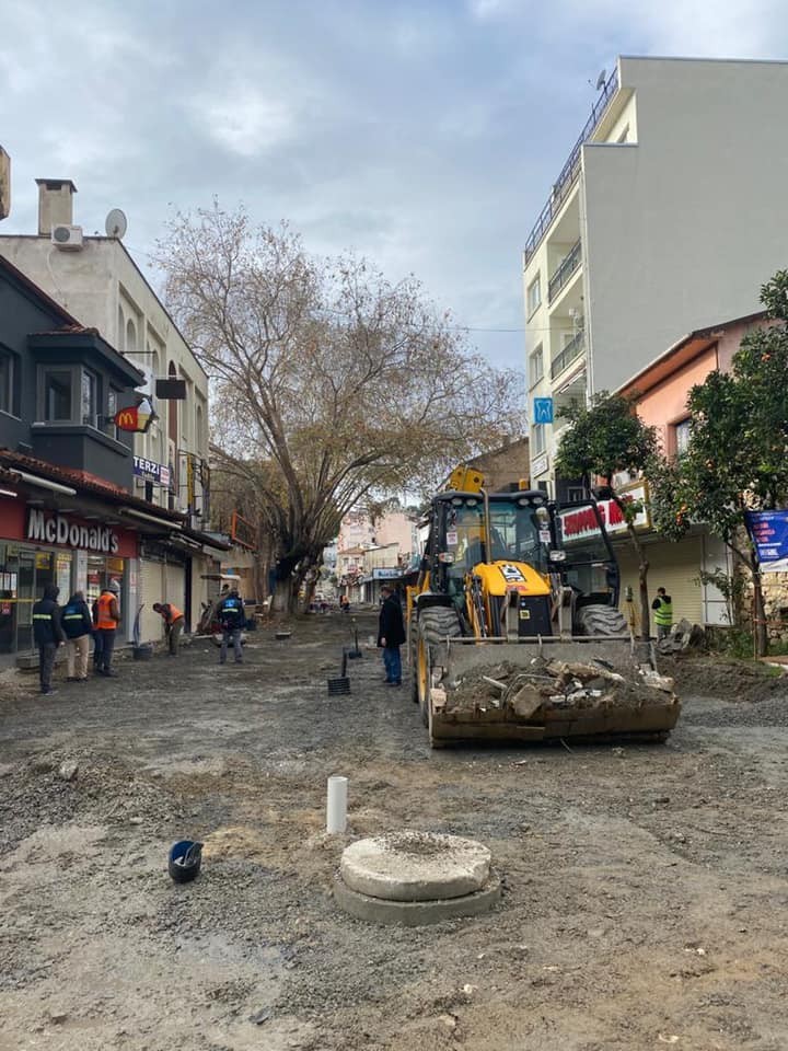 kusadasi carsindaki calismalar sokaga cikma kisitlamasinda da devam etti 1 Kuşadası çarşındaki çalışmalar sokağa çıkma kısıtlamasında da devam etti