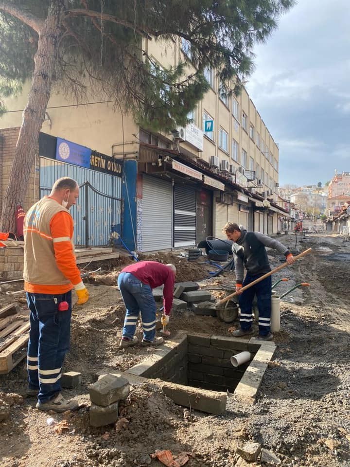 kusadasi carsindaki calismalar sokaga cikma kisitlamasinda da devam etti 2 ZrM63Zz1 Kuşadası çarşındaki çalışmalar sokağa çıkma kısıtlamasında da devam etti