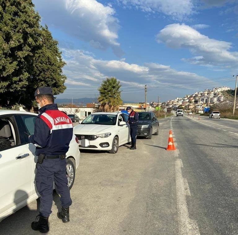 kusadasinda kisitlamaya uymayan 47 kisiye 148 bin 50 lira ceza kesildi 3 N5Ppq1kW Kuşadası’nda kısıtlamaya uymayan 47 kişiye 148 bin 50 lira ceza kesildi