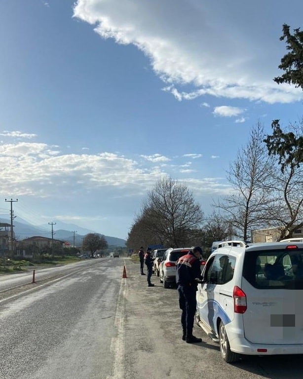 kusadasinda kisitlamaya uymayan 47 kisiye 148 bin 50 lira ceza kesildi 6 rzdfYLSU Kuşadası’nda kısıtlamaya uymayan 47 kişiye 148 bin 50 lira ceza kesildi