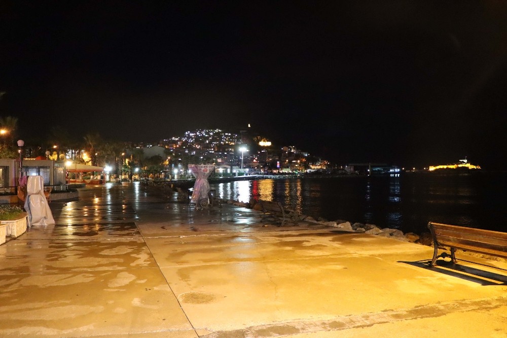 kusadasinda sessiz yilbasi 4 BRaCdF1t Kuşadası’nda sessiz yılbaşı