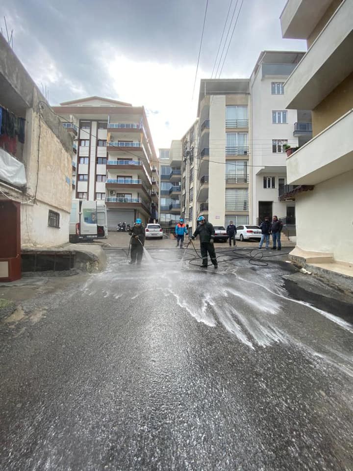 sokaga cikma kisitlamasinda kusadasi sokaklari bastan sona kopuklu suyla yikandi 1 5Dg9nWR2 Sokağa çıkma kısıtlamasında Kuşadası sokakları baştan sona köpüklü suyla yıkandı