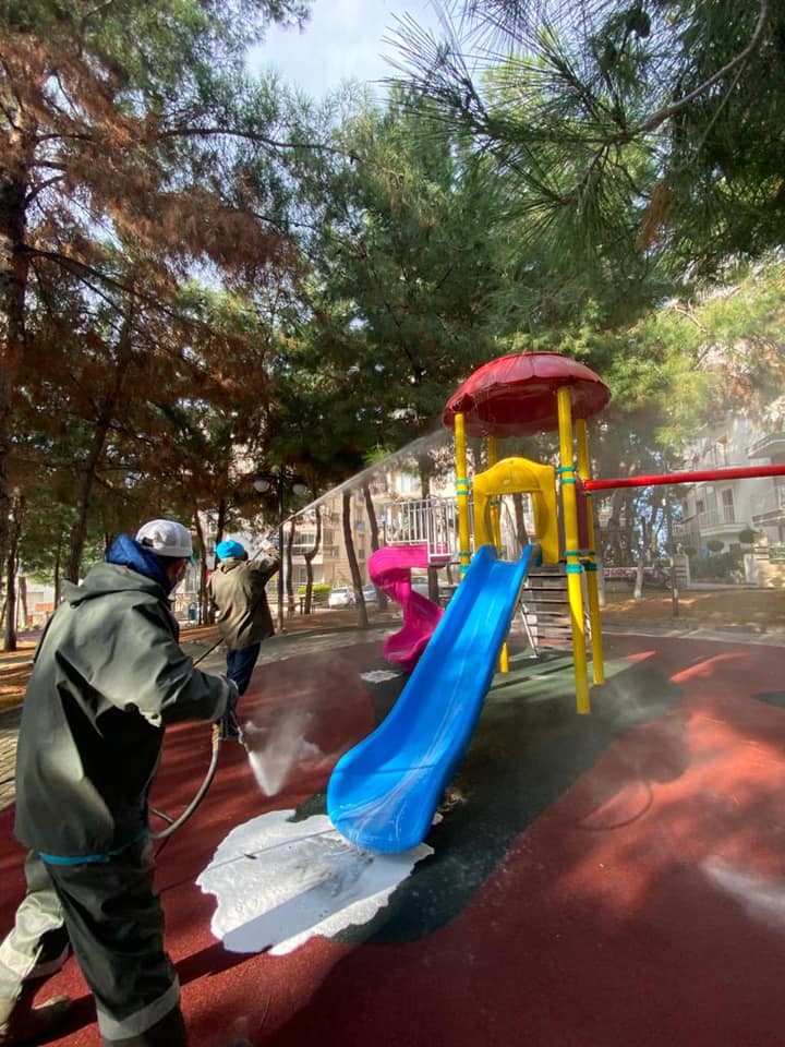 sokaga cikma kisitlamasinda kusadasi sokaklari bastan sona kopuklu suyla yikandi 2 tGtCX54V Sokağa çıkma kısıtlamasında Kuşadası sokakları baştan sona köpüklü suyla yıkandı