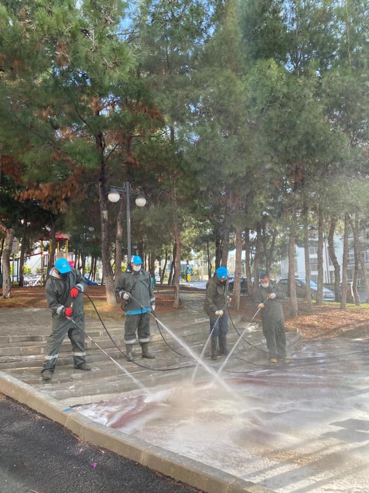 sokaga cikma kisitlamasinda kusadasi sokaklari bastan sona kopuklu suyla yikandi 3 SUfytHSS Sokağa çıkma kısıtlamasında Kuşadası sokakları baştan sona köpüklü suyla yıkandı