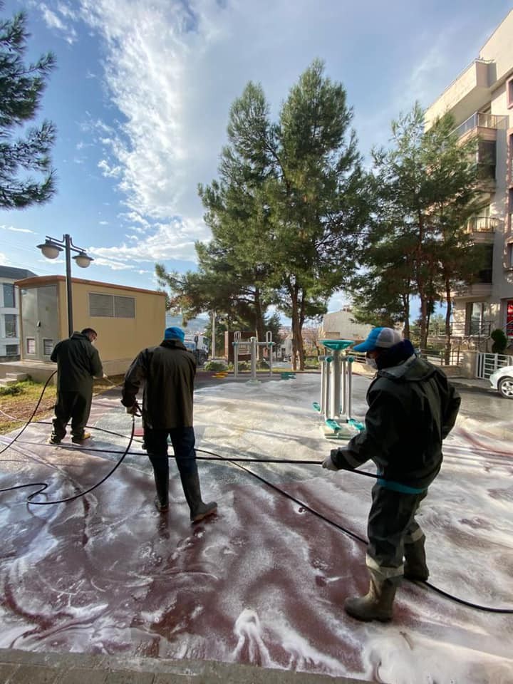 sokaga cikma kisitlamasinda kusadasi sokaklari bastan sona kopuklu suyla yikandi 4 Sokağa çıkma kısıtlamasında Kuşadası sokakları baştan sona köpüklü suyla yıkandı