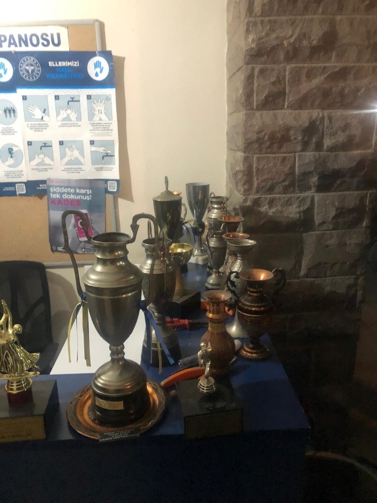 tarihi okulun muzesindeki kupalari caldilar 1 eZvZVkLi Tarihi okulun müzesindeki kupaları çaldılar