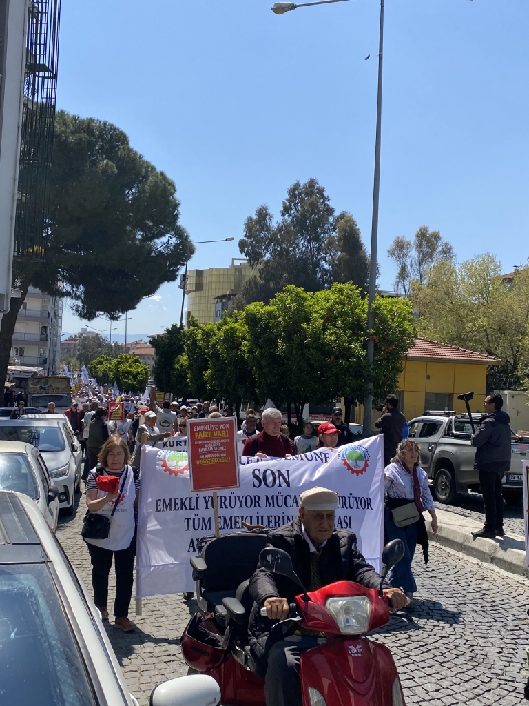 IMG 9852.JPG Aydın’da Emekliler Miting Düzenledi: “Bu Maaşlarla Yaşanmaz” Mesajı