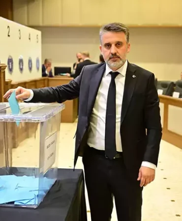 Bursa Büyükşehir Belediyesi’nde yaşanan gelişmelerin ardından yapılan başkanvekilliği seçiminde, AK Parti adayı Şahin Biba 61 oy alarak başkan vekili seçildi. Süreç, Mustafa Bozbey’in yürütülen soruşturma kapsamında tutuklanması ve görevden uzaklaştırılmasıyla başladı. Belediye Kanunu gereği, başkanlık makamının boşalmasının ardından Bursa Büyükşehir Belediye Meclisi olağanüstü gündemle toplandı. Yapılan oylamada çoğunluğun desteğini alan Şahin Biba, Bursa Büyükşehir Belediyesi Başkan Vekili olarak göreve başlayacak. Soruşturma sürecinde, Bursa Cumhuriyet Başsavcılığı tarafından “suç işlemek amacıyla örgüt kurma ve yönetme”, “rüşvet”, “kara para aklama” ve “imar kirliliğine neden olma” suçlamalarıyla yürütülen operasyon kapsamında Mustafa Bozbey ile birlikte eski Nilüfer Belediye Başkanı Turgay Erdem’in de aralarında bulunduğu 35 kişi tutuklandı. Soruşturma kapsamında 24 kişi adli kontrol şartıyla serbest bırakılırken, 4 kişi hakkında ev hapsi kararı verildi. Bozbey’in görevden uzaklaştırılmasının ardından, geçici olarak Bursa Vali Yardımcısı Hulusi Doğan görevlendirildi. Başkanvekilliği seçiminde AK Parti Şahin Biba’yı aday gösterirken, CHP ise tepki olarak aday çıkarmama kararı aldı. Seçim günü belediye binası önünde gerginlik yaşandı. CHP’li grup ile polis arasında çıkan tartışma kısa sürede büyüyerek arbedeye dönüştü. Güvenlik güçleri kalabalığa biber gazıyla müdahale ederken, bina çevresinde yoğun güvenlik önlemleri alındı. Meclis salonuna yalnızca belediye meclis üyelerinin girişine izin verildi. Olayların ardından kalabalık grup Ankara Yolu üzerinde yürüyüşe geçmek istedi. Polis yürüyüşe izin vermezken, tansiyonun yükselmesi üzerine yeniden müdahale gerçekleşti. Bölgeye TOMA sevk edilirken, protestocular Kent Meydanı yönüne ilerlemeye devam etti. Yaşanan gelişmelerle birlikte Bursa Büyükşehir Belediyesi yönetimi geçici olarak AK Parti’ye geçmiş oldu.